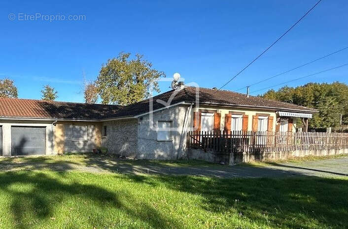 Maison de plain pied  - 150m2 - 5 chambres+ bureau et salle de jeux - 4150m2 de terrain et bois. - photo 2
