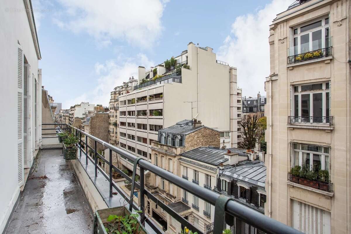 Appartement à PARIS-16E