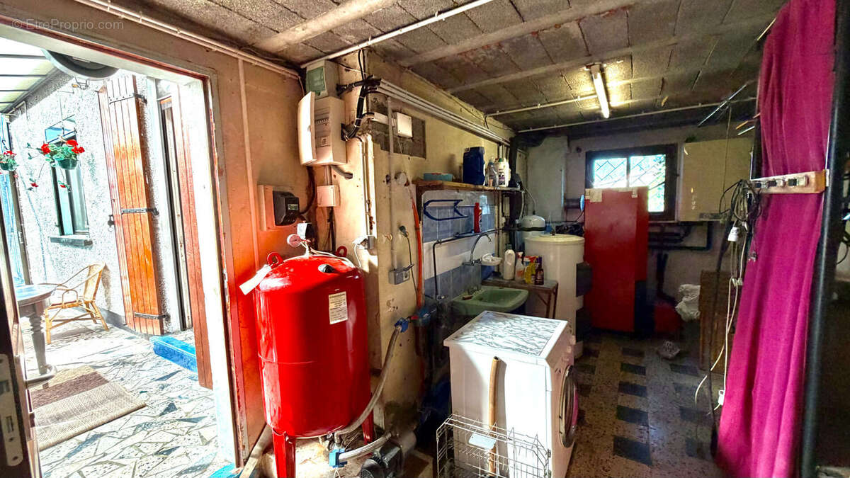 Maison à ENTRAIGUES-SUR-LA-SORGUE