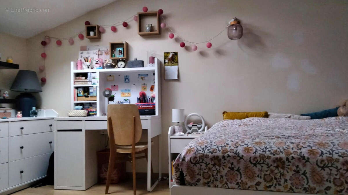 CHAMBRE - Maison à COULGENS