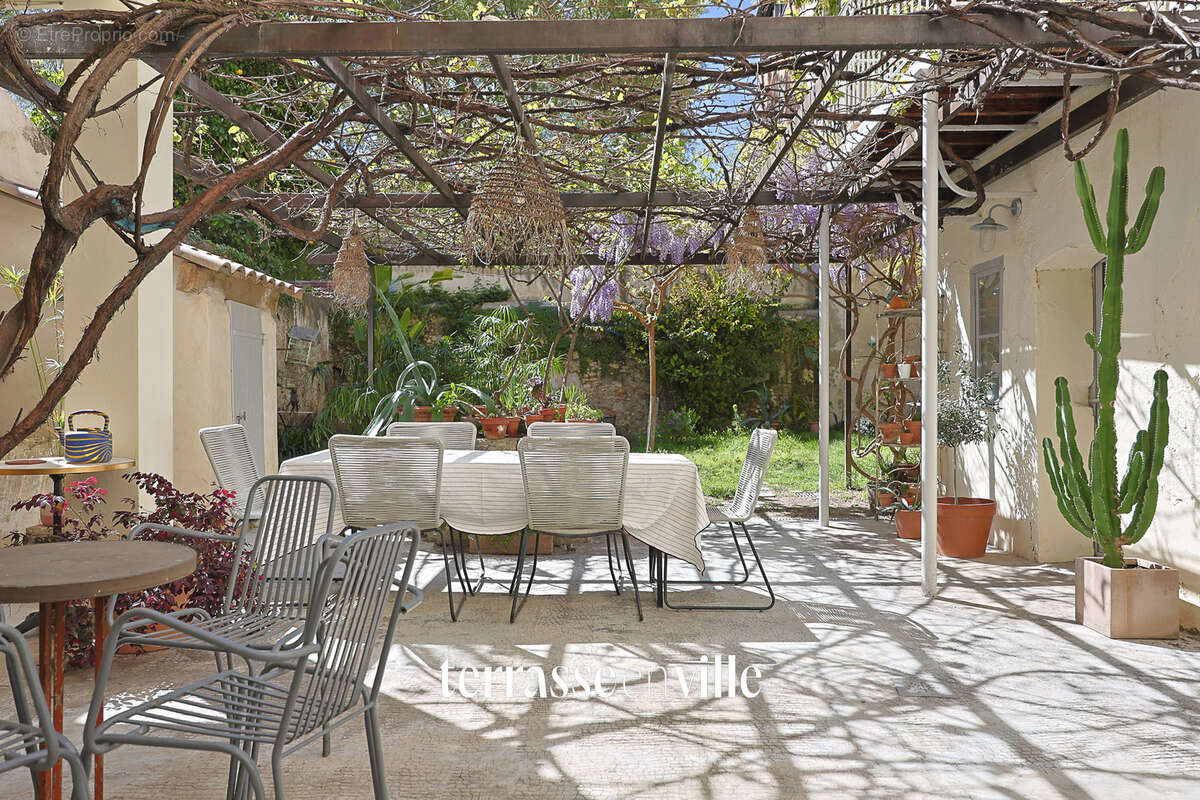 La ciotat   centre historique - grand duplex - t9 - 192 m2   5 ch - parcelle 350m2 - parking - 1 250 000€ - photo 4