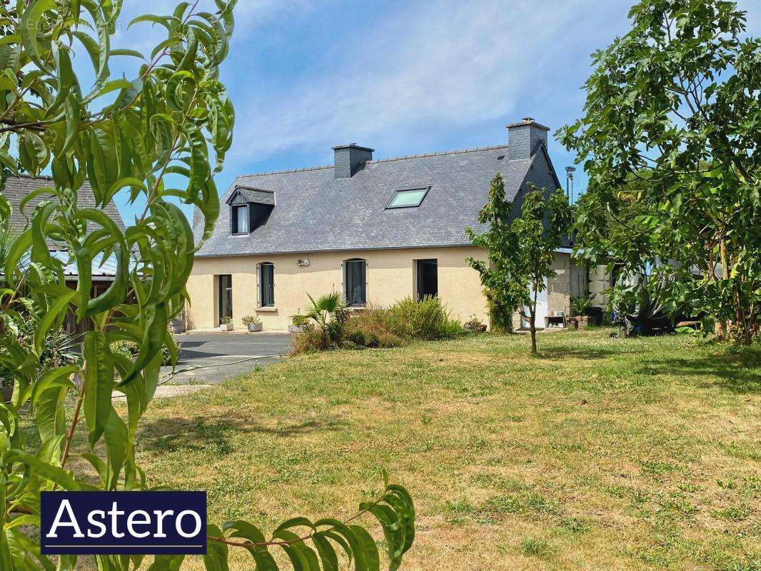 Maison familiale avec chambre au rez-de-chaussée, terrain constructible de 2 240 m² et dépendances - photo 3
