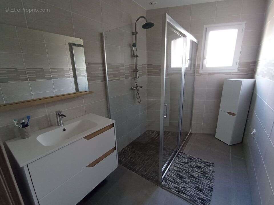 Maison à CREUZIER-LE-VIEUX