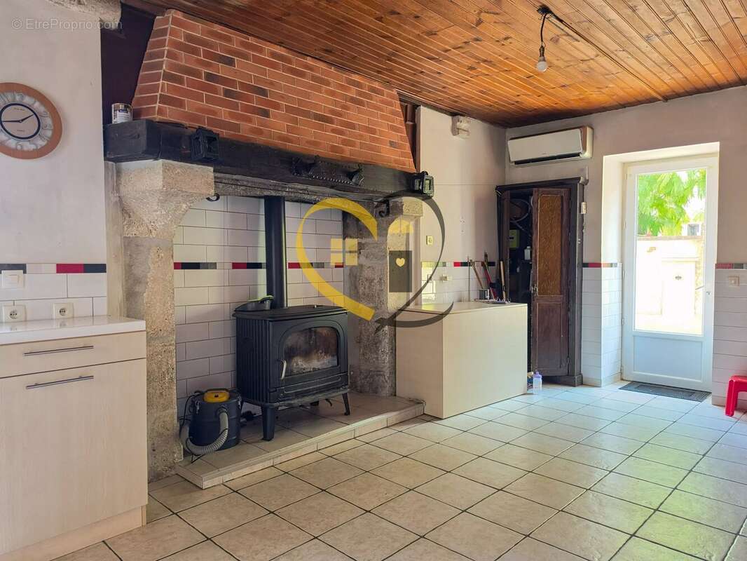Maison de village en pierre - 124 m² - 4 chambres - terrain 2100 m² - photo 6