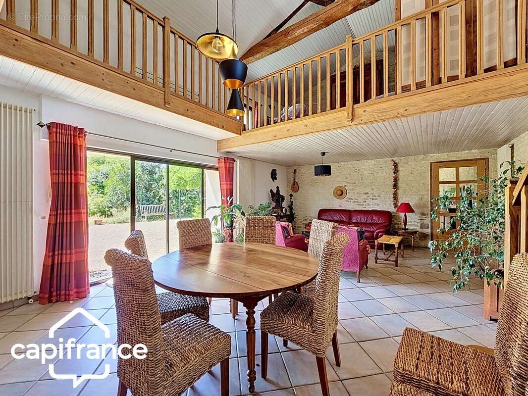 Maison en pierre de caractère 195 m² – 3 chambres – mezzanine – terrain 1 606 m² – Saint-Martin-de-Sanzay proche Saumur, Montreu - photo 5