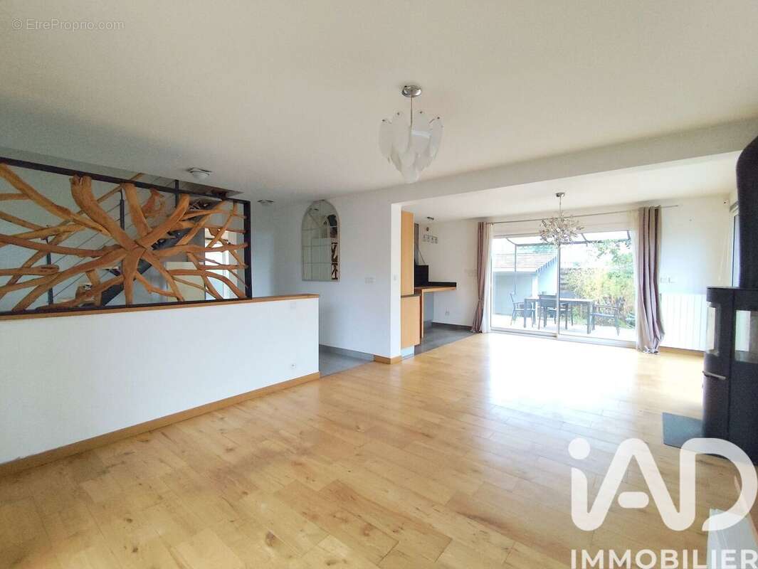 Maison 189 m² à La Ville-Du-Bois  - photo 7