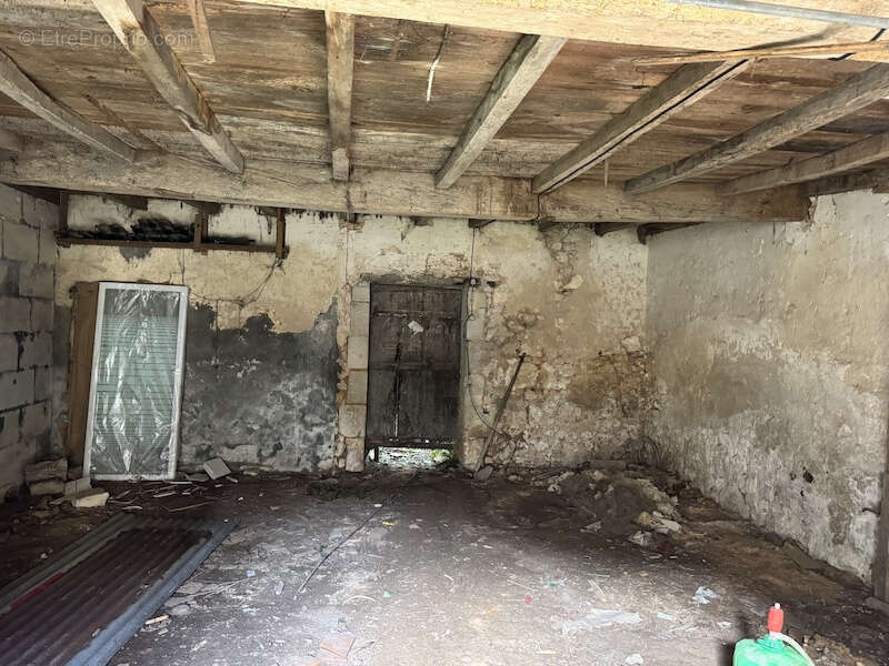 Parking à MONTGUYON