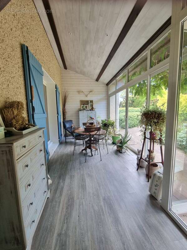 Spacieuse et lumineuse véranda de 17 m² belle piéce d'appoint