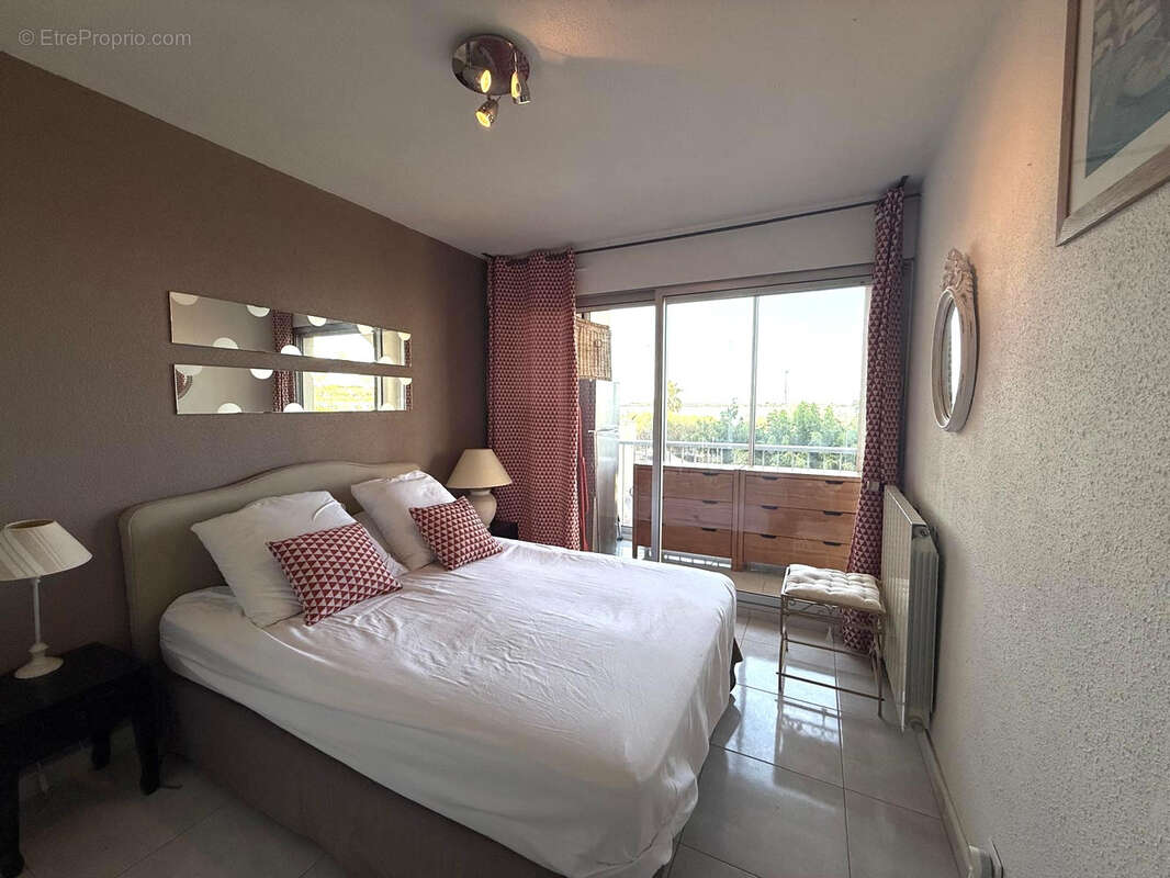 F2 + loggia vue etang dans residence avec piscine + parking privé - photo 4