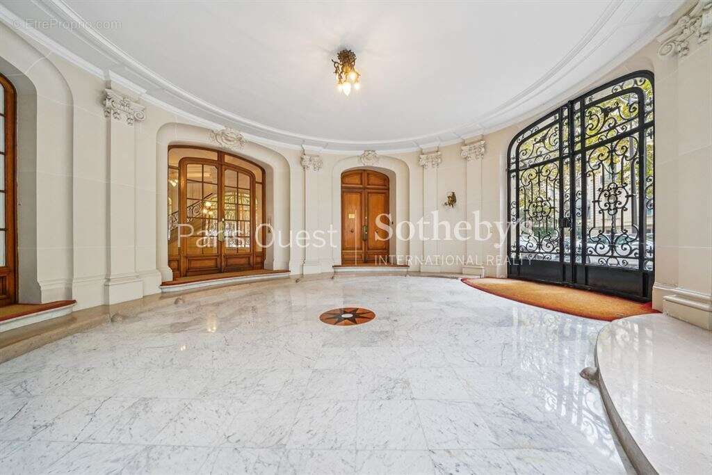 Appartement à PARIS-16E