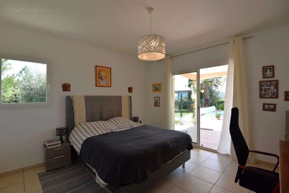 Maison à BAGNOLS-EN-FORET