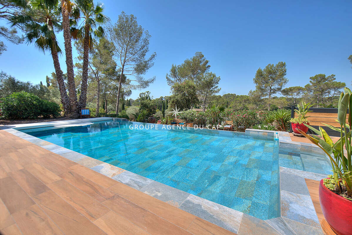 Villa grand terrain 7 pieces domaine securise  garage piscine a puget sur argens - photo 3