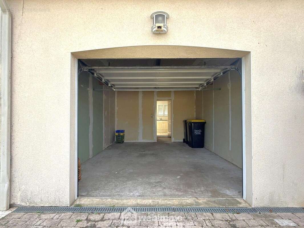 Et au garage (20 m2), équipé d'une porte motorisée. - Maison à QUINCAY
