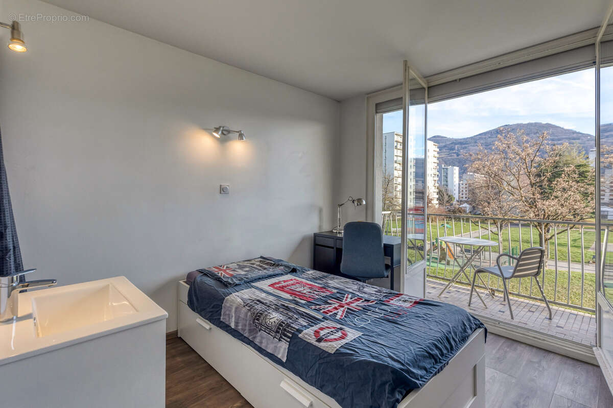 Appartement à SAINT-MARTIN-D'HERES