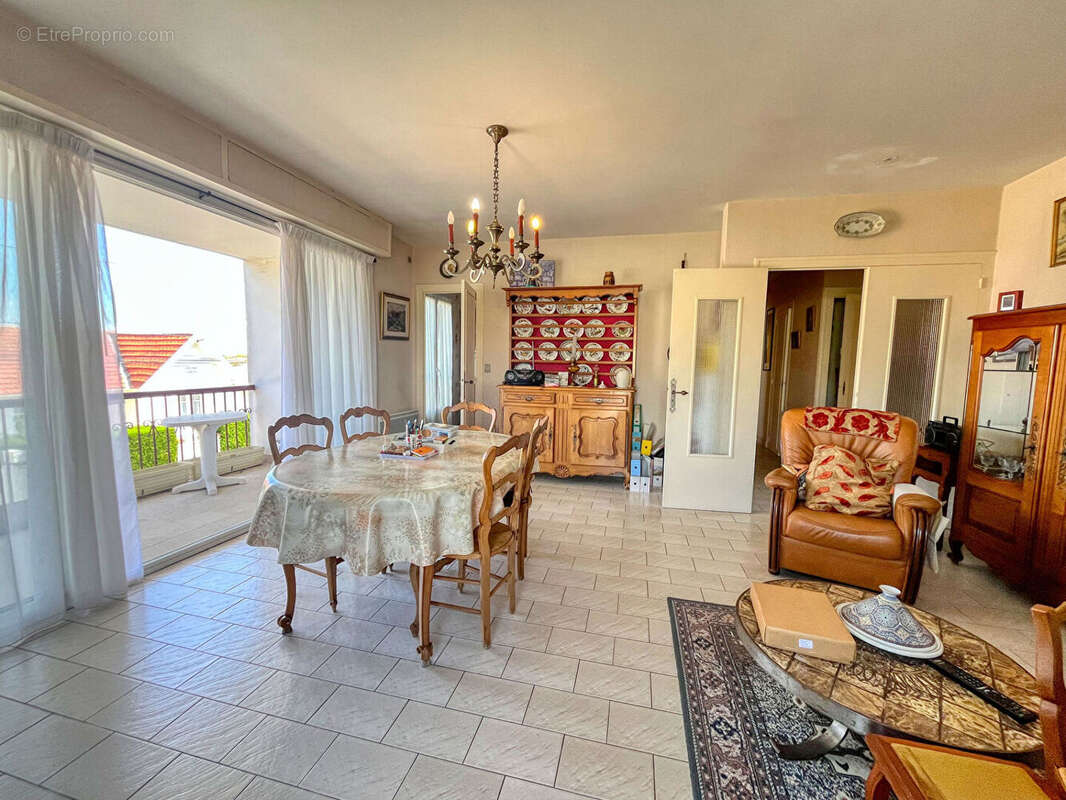 ROYAN - À seulement 800 m du marché, spacieuse maison familiale de 171 m² - photo 5