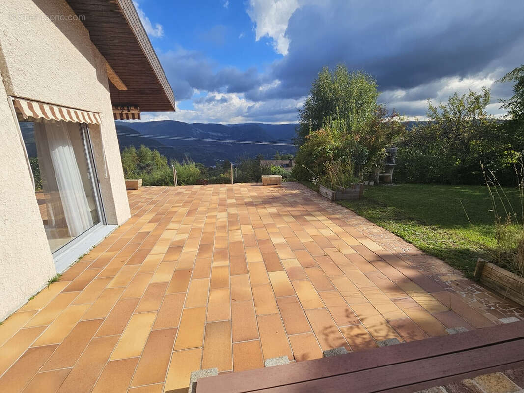 Maison à AVIGNON-LES-SAINT-CLAUDE