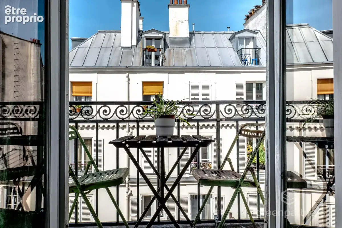 Paris 18e – Montmartre  Rare 2 pièces avec balcon filant et vue Tour Eiffel - photo 5