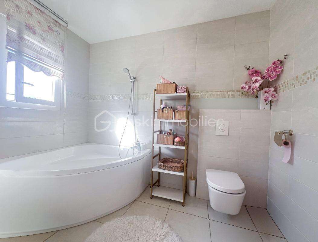 Maison à SAINT-HILAIRE-DE-BRETHMAS