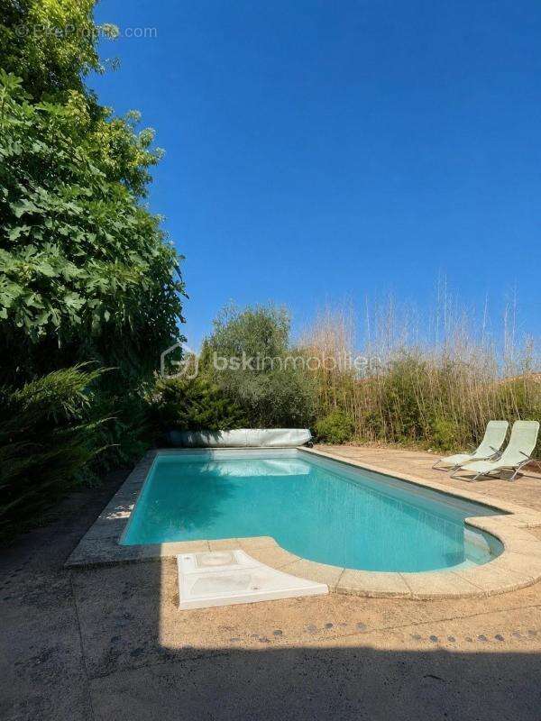 Maison familiale, ou bureaux, 8 pièces, lumineuse, au calme – Avec piscine, jardin, terrasses, grand espace de vie, grand parkin - photo 15