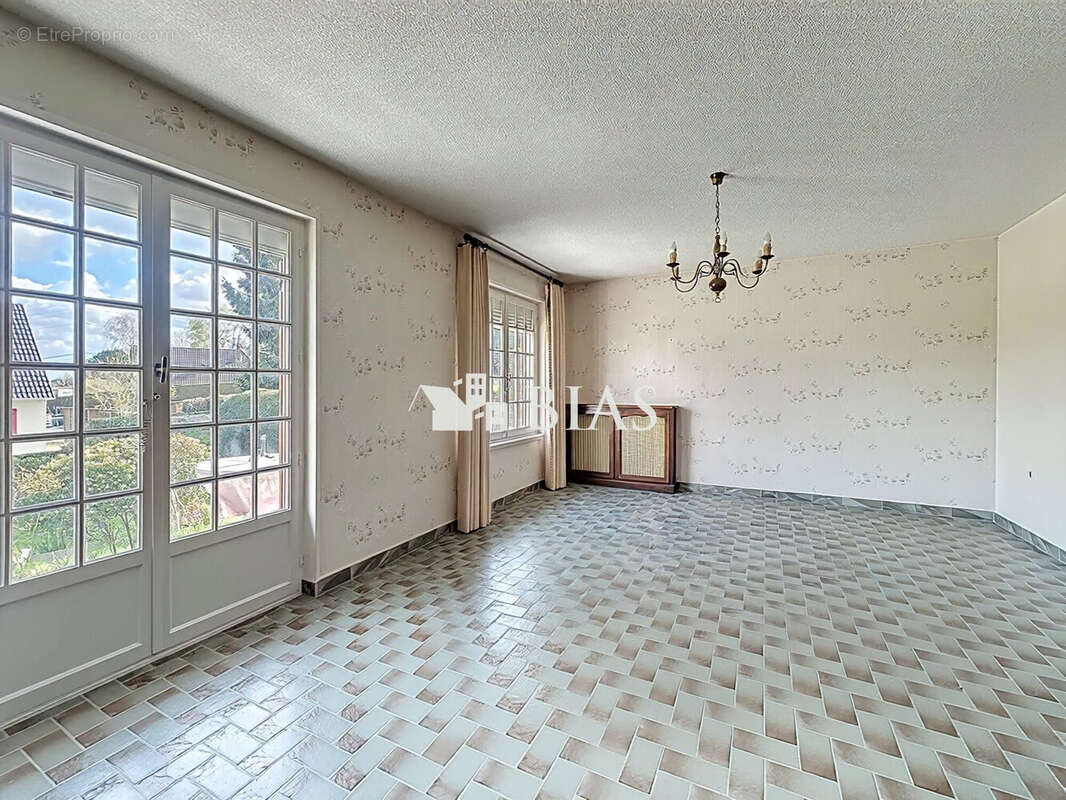 Pièce à vivre vidée - Maison à BARENTIN