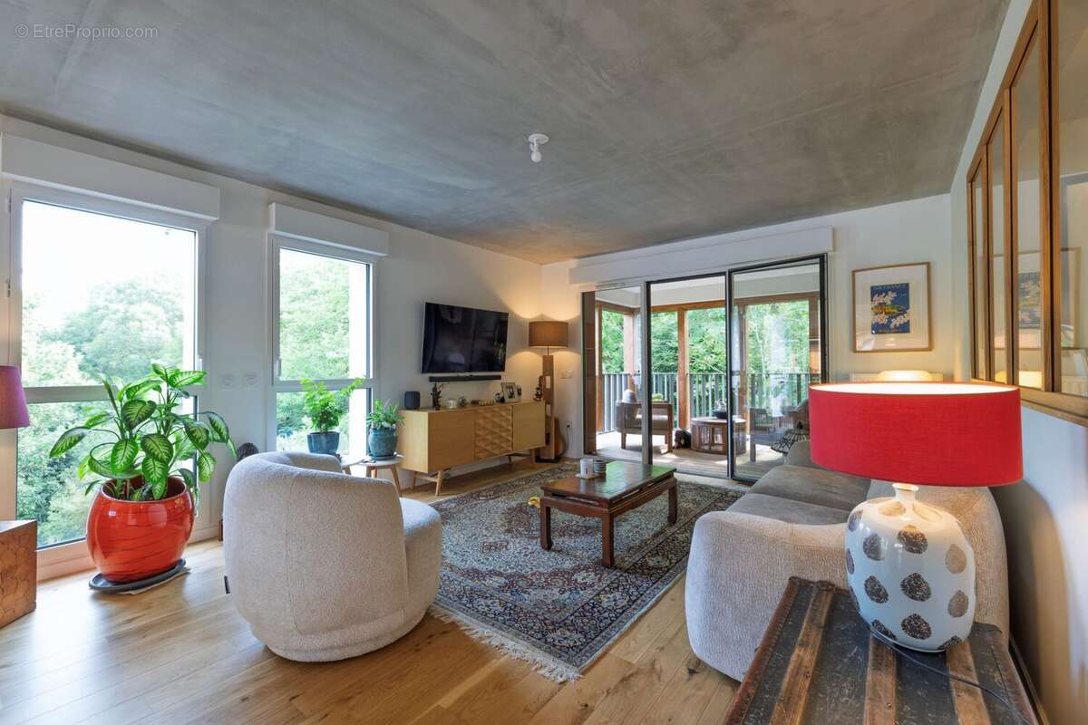 Salon avec accès terrasse - Appartement à BAYONNE