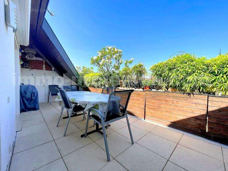 Appartement_T4_Gaillard_belle_superficie_prix_frontière_Suisse_direction_GENEVE_autoroutes_investissement_locatif_vente_vue_séjour_salon - Appartement à GAILLARD