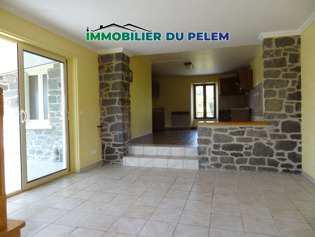 Maison de village avec jardin, garage et vue dégagée   un potentiel à révéler au cœur de Plelauff - photo 3