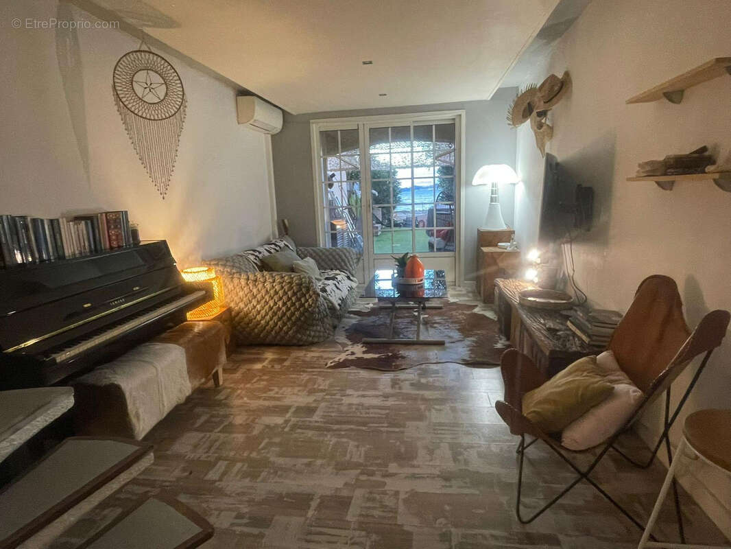 Appartement à SAINT-CYR-SUR-MER