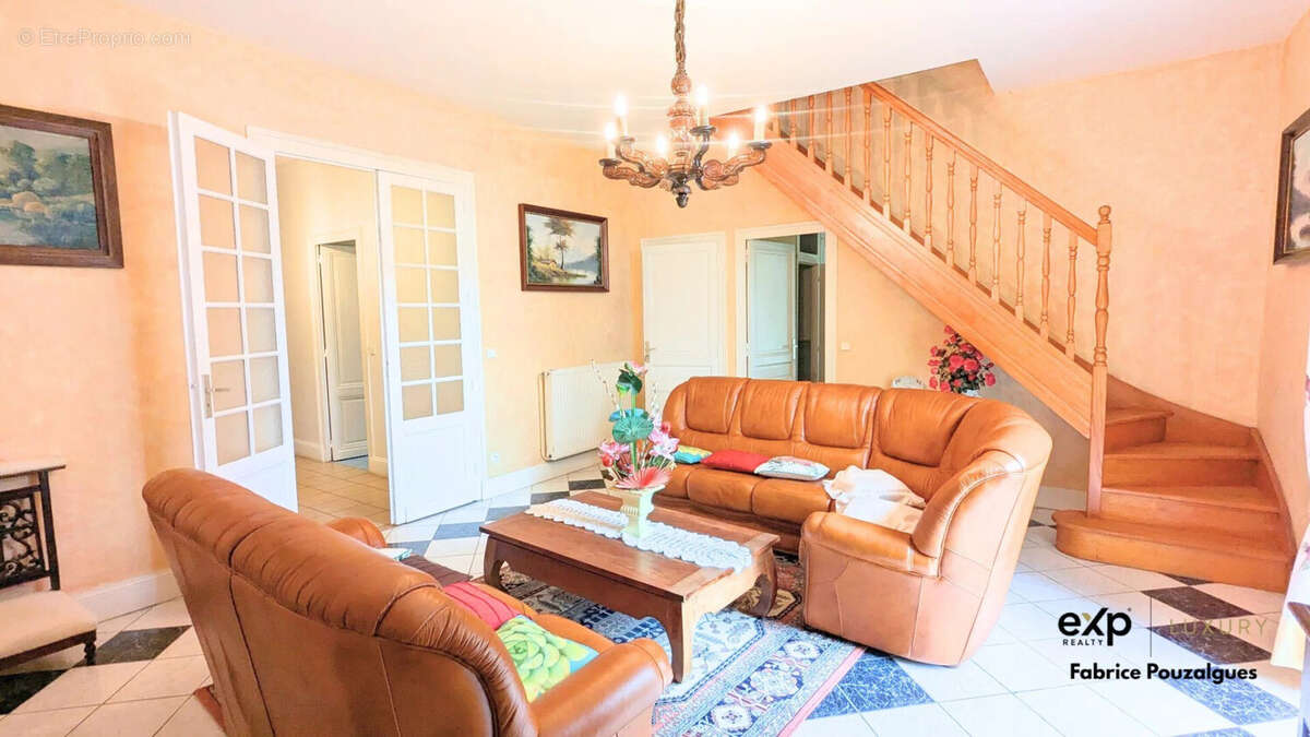Maison 280 m² à Fargues-Saint-Hilaire  - photo 9