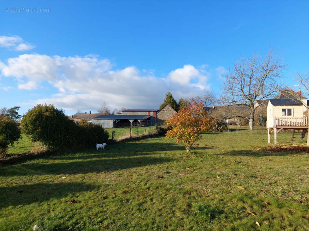 Maison familiale de 115 m2 avec bâtiment de 82.5 m2  et  terrain de 1246 m2 - photo 10