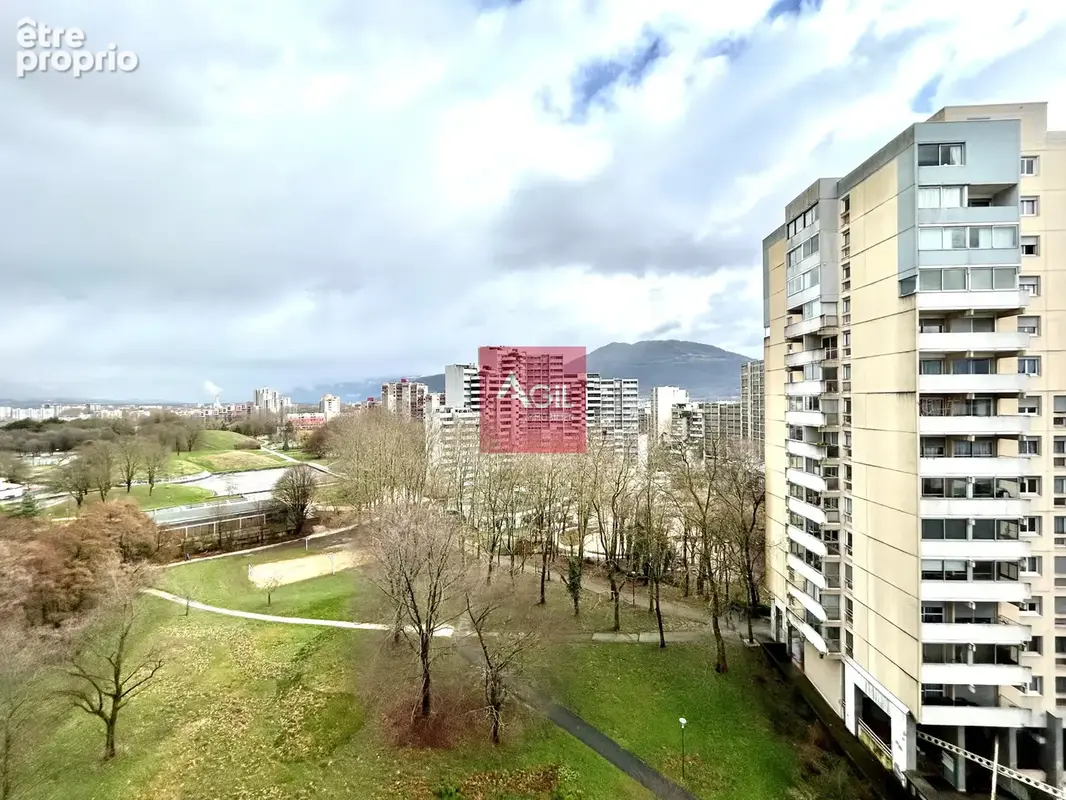 GRENOBLE - Avenue de Constantine : T4 au 8ème étage avec balcons et cave. - photo 10