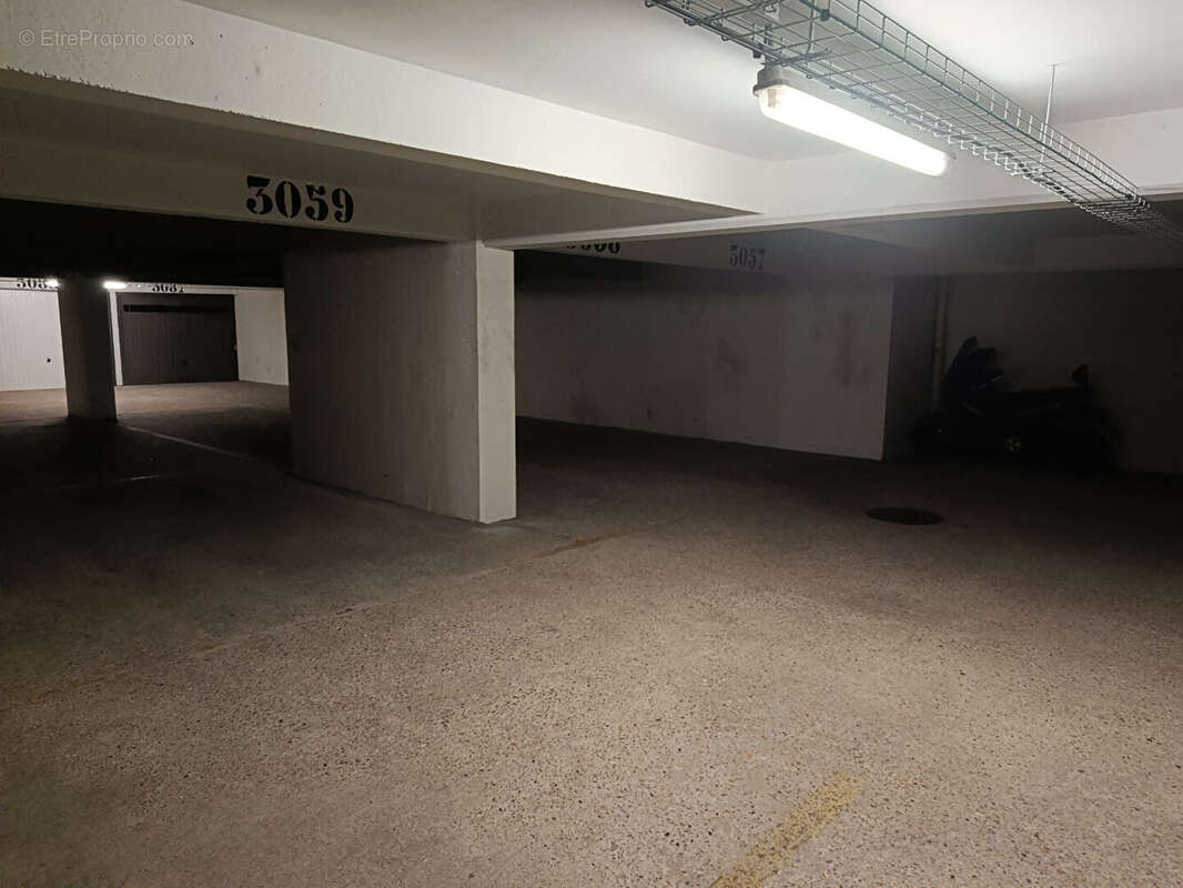 Parking à PARIS-11E