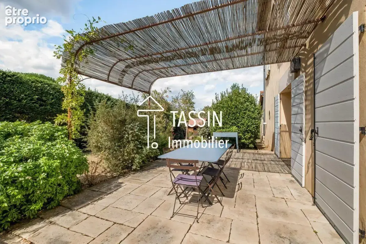 Craponne - Maison ancienne rénovée au calme avec piscine - photo 11