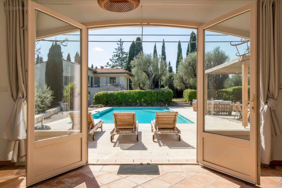 Maison à CHATEAUNEUF-GRASSE