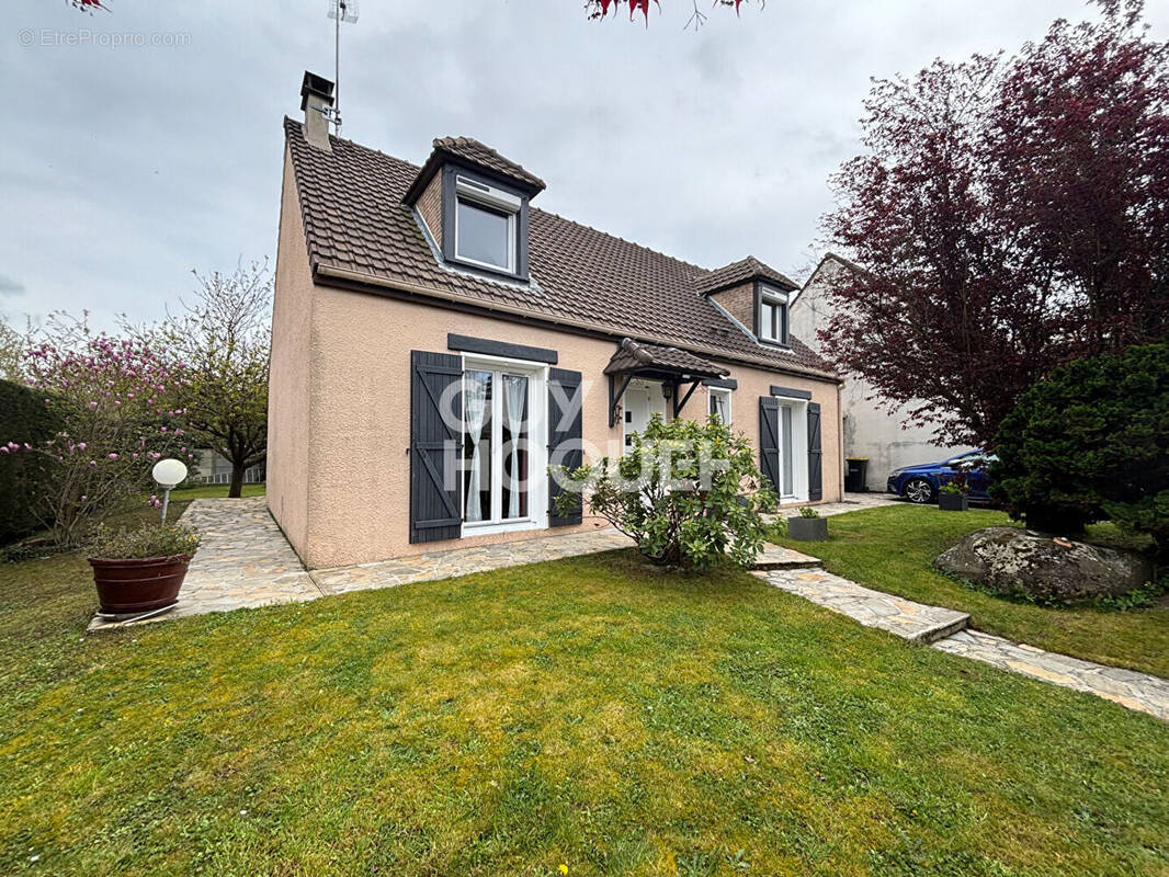 Maison à OZOUER-LE-VOULGIS