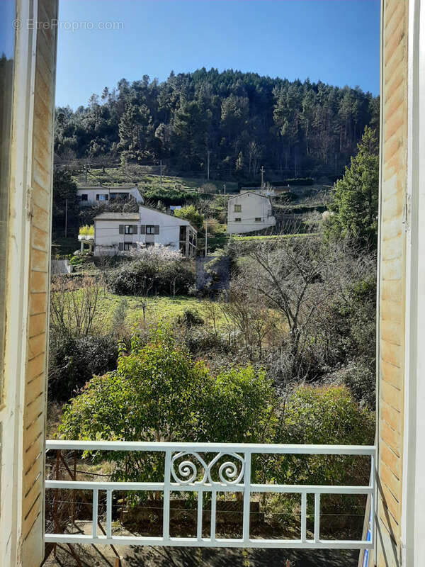 Appartement à SAINT-SAUVEUR-DE-MONTAGUT