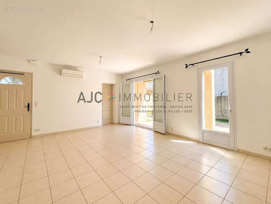 Maison à FONTVIEILLE