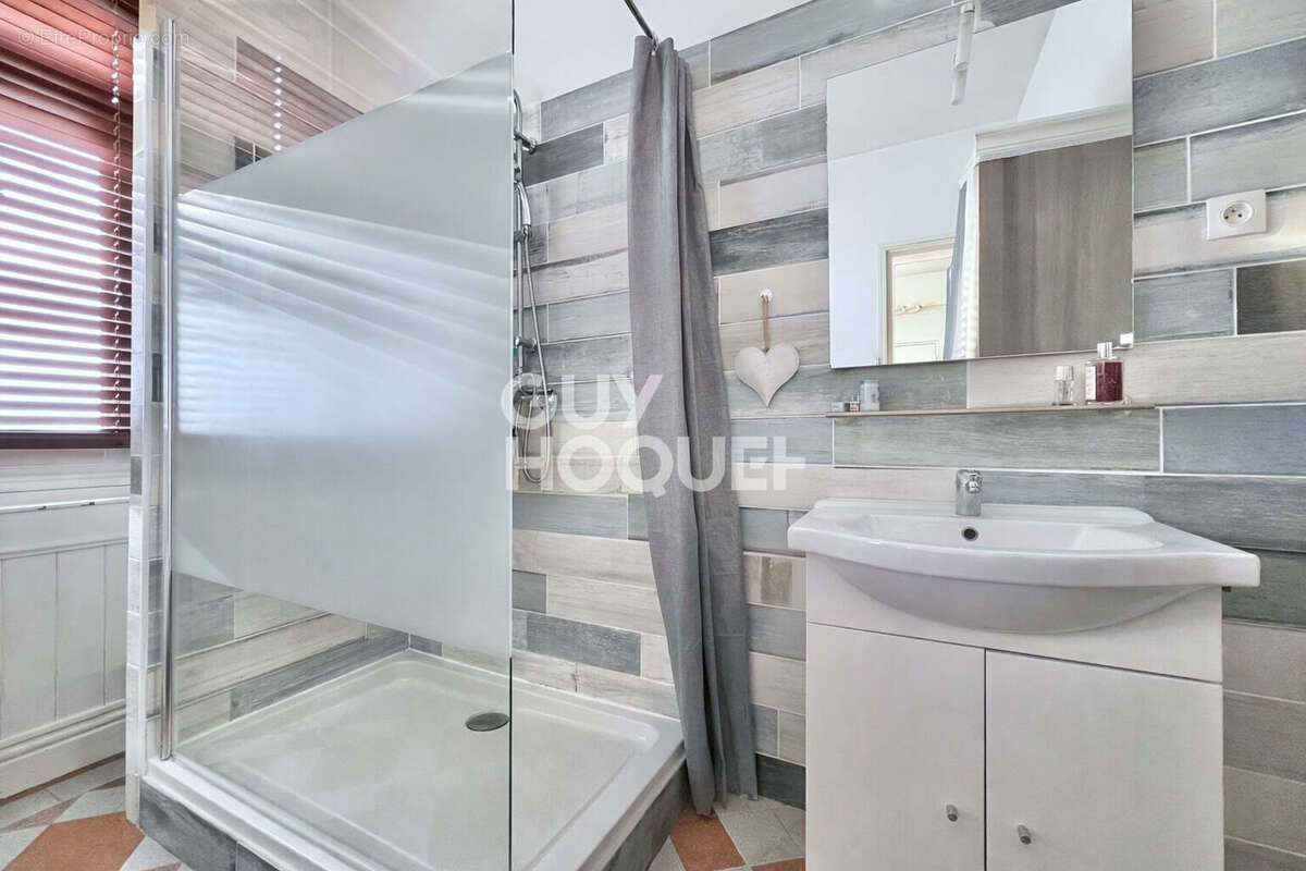 À 100 m du port - T2 avec extérieur 35 m² - Rare - photo 6