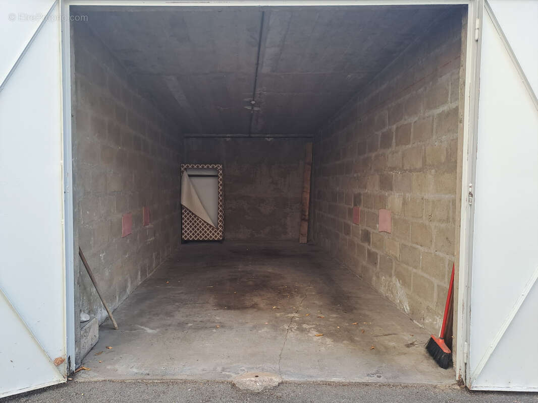 Garage de 16m2 rue Philibert Roussy - Lyon 4 - photo 2