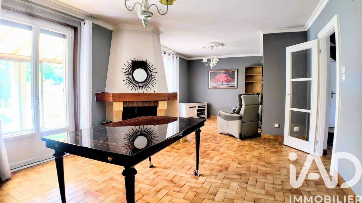 Photo 3 - Maison à LE CHAMBON-FEUGEROLLES