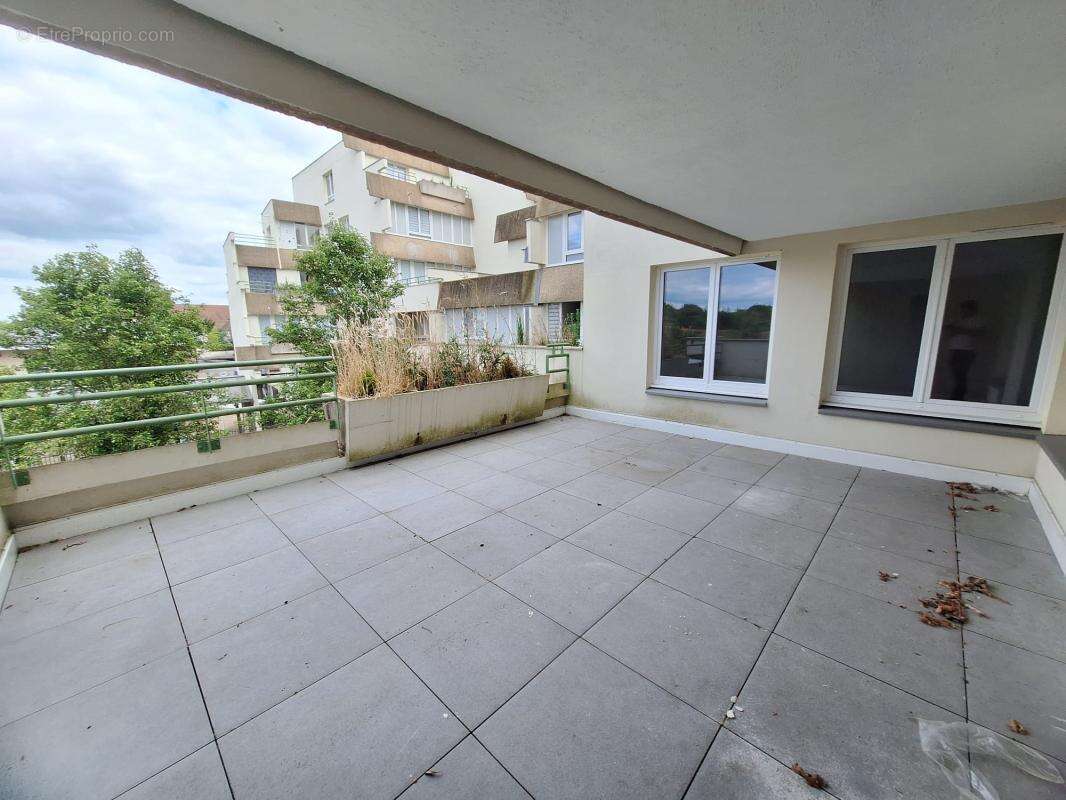 Trappes centre – appartement t3 rénové avec balcon – proche gare - photo 4