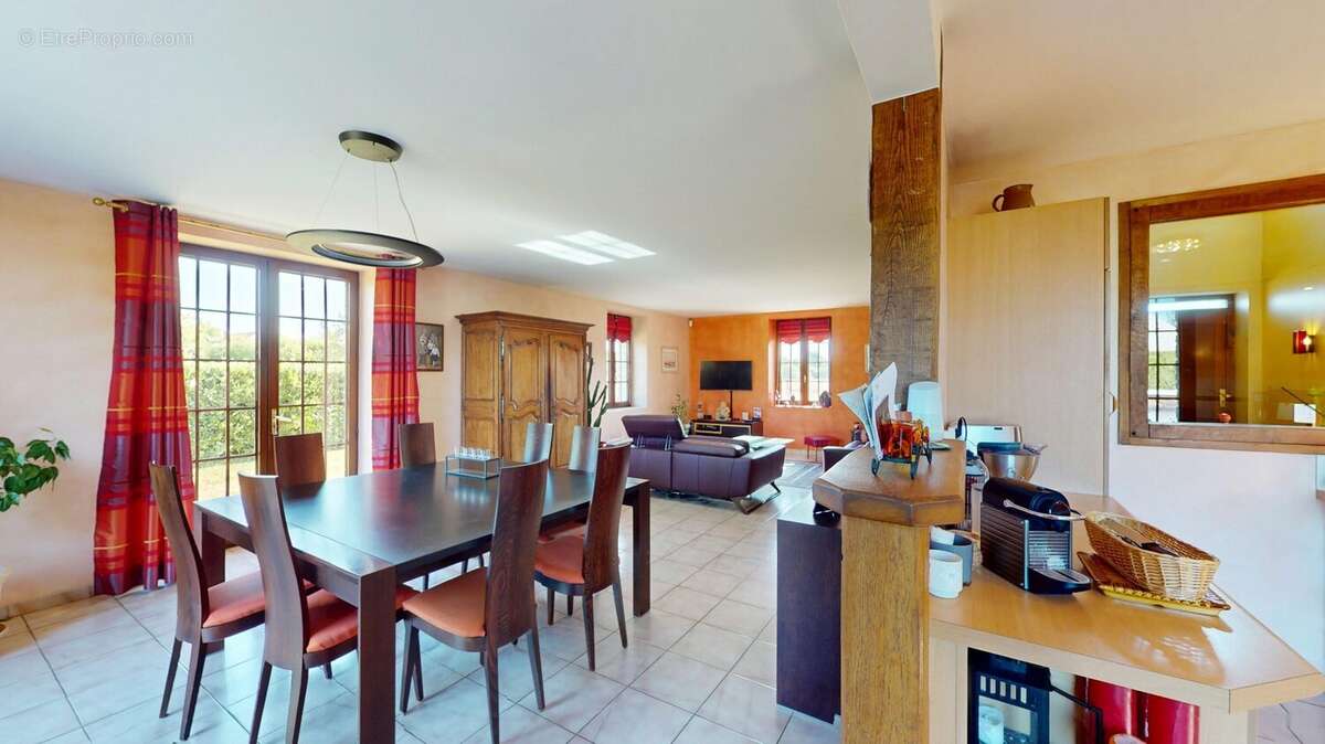 Maison à COURCELLES