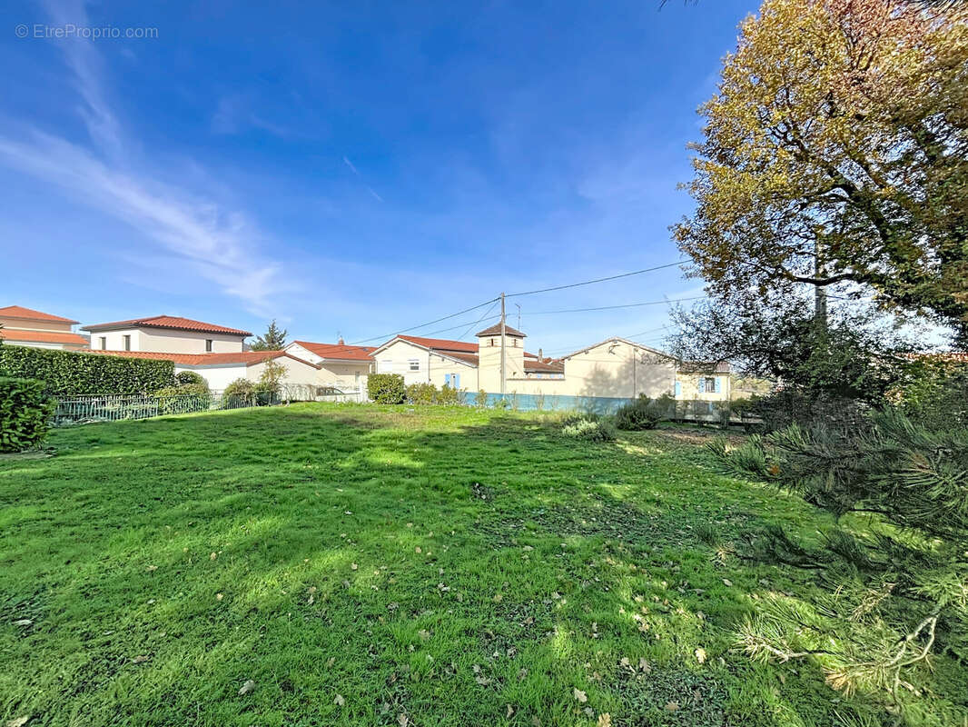 Terrain à GREZIEU-LA-VARENNE