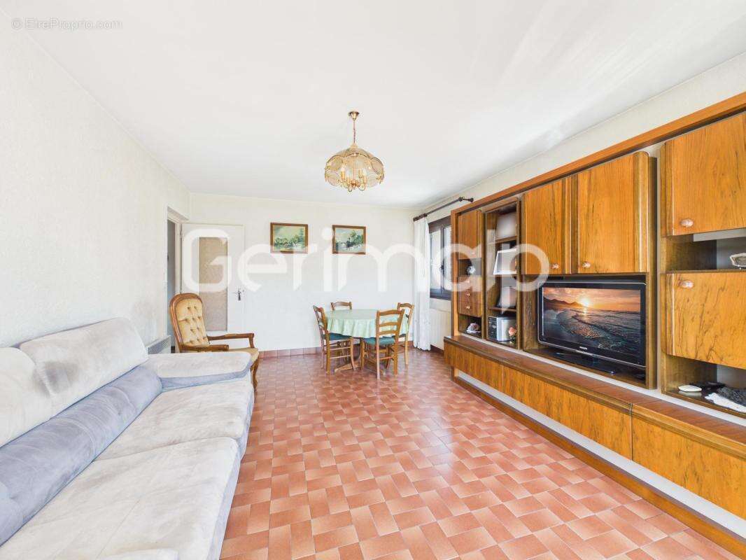 Vente - Appartement - 4 pièces + cuisine - 82 m² - 371 000 € - - photo 4