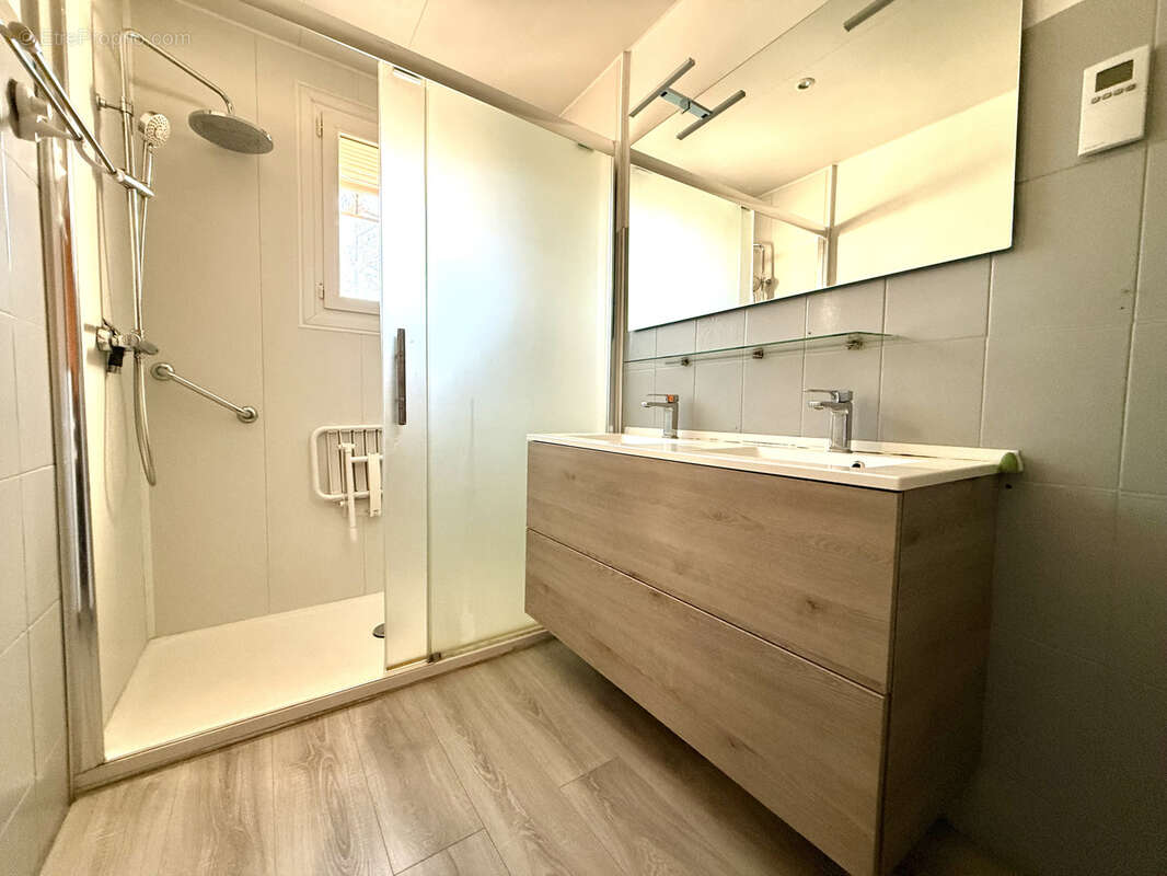 Maison à VIC-LA-GARDIOLE