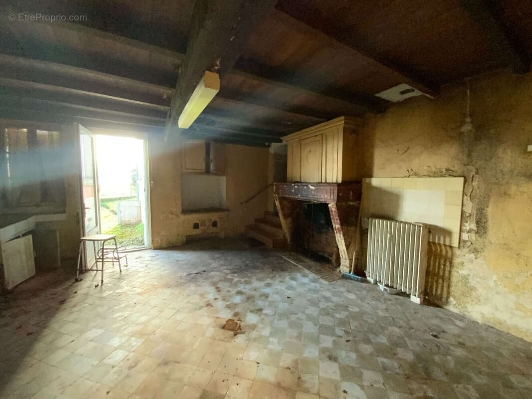 Maison à NIEUL-LE-VIROUIL