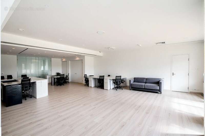 Local/bureau à vendre LA COUARDE SUR MER (17), local commercial premium - photo 5