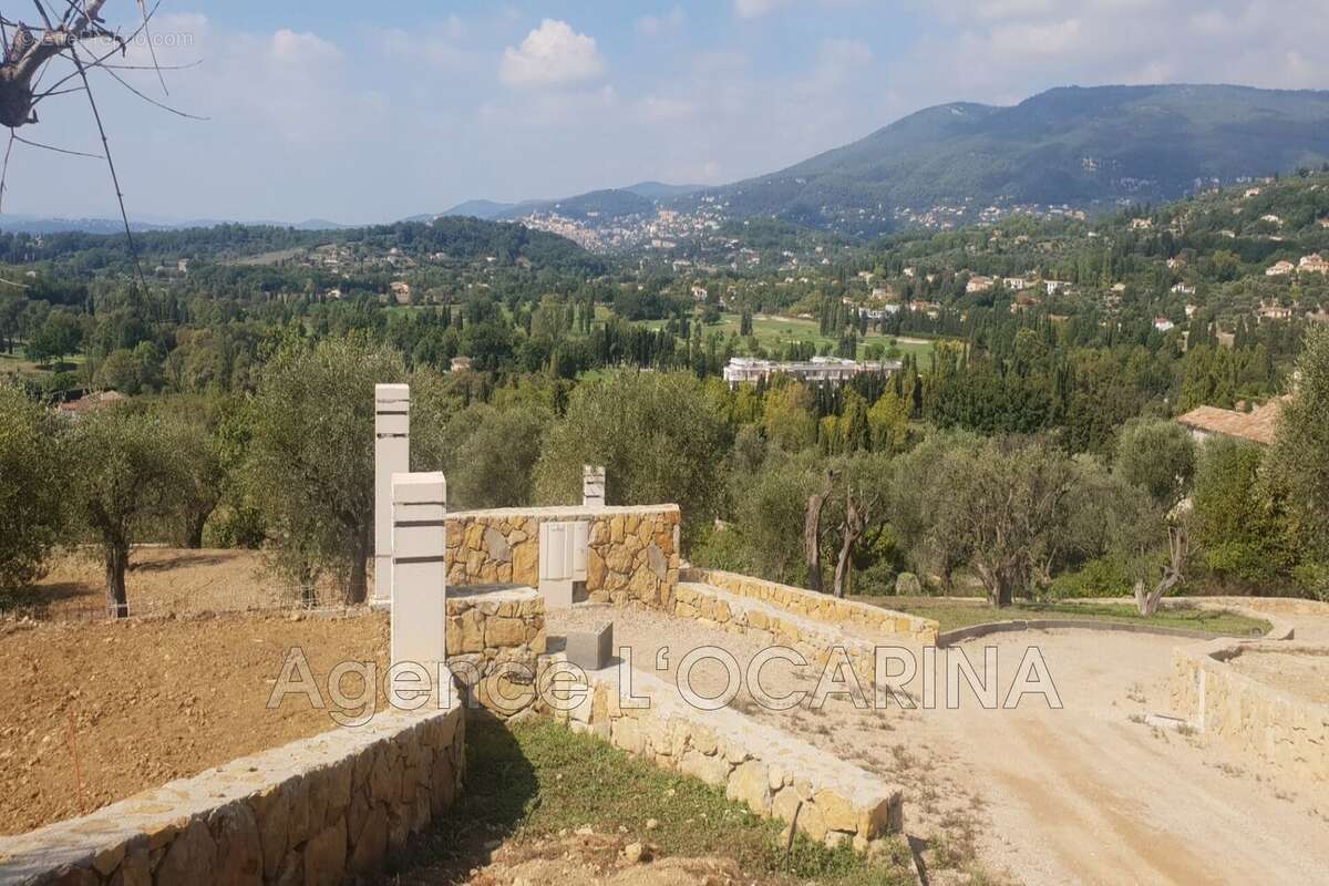 Terrain à OPIO