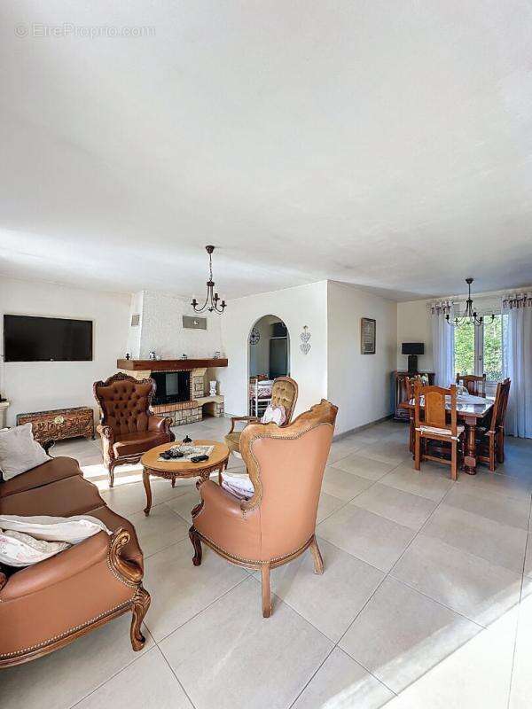 Le Luc - Villa 5 pièce(s) sur terrain de 1200 m2 - photo 2