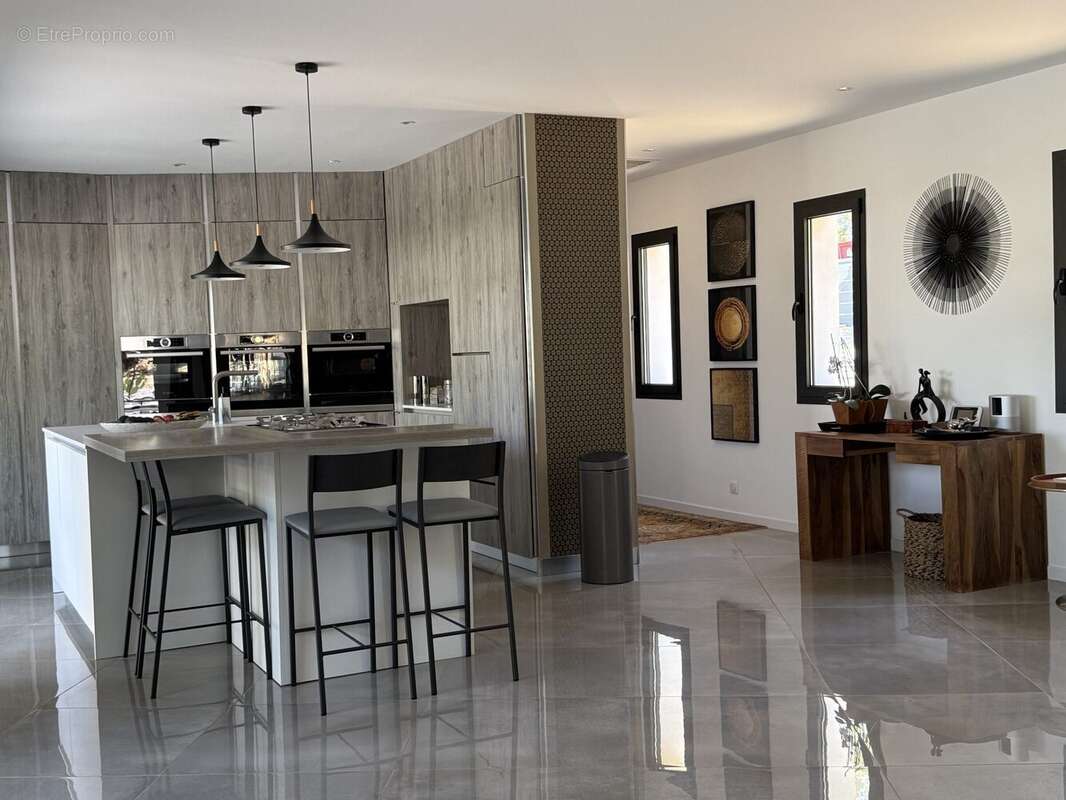 Maison 201 m² à Saint-Cyr-Sur-Mer  - photo 4